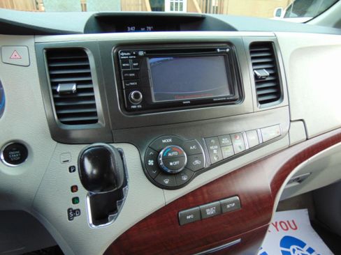Used 2013 Toyota Sienna XLE image 18