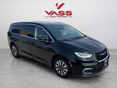 Used 2024 Chrysler Pacifica Limited FWD image 7