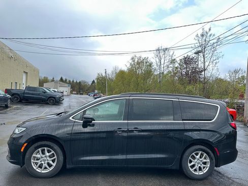 Certified 2022 Chrysler Pacifica Touring-L FWD image 9