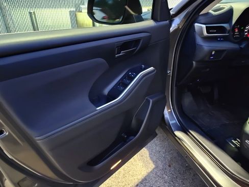 Used 2021 Toyota Highlander LE image 5