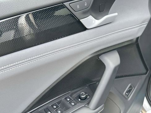 New 2025 Volkswagen Tiguan SE FWD image 11