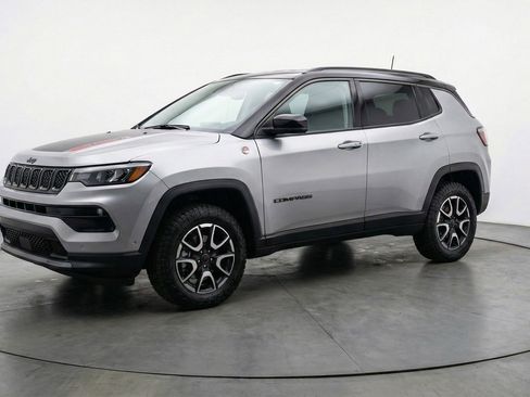 Used 2025 Jeep Compass Trailhawk AWD/4WD image 3