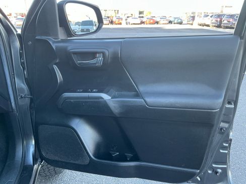 Certified 2022 Toyota Tacoma TRD Off-Road image 16