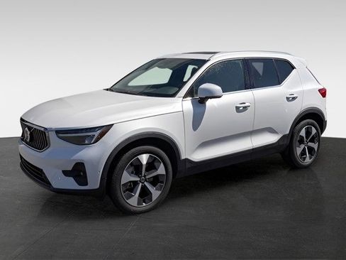 Used 2024 Volvo XC40 B5 Plus image 3
