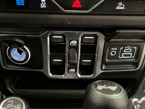 Used 2025 Jeep Wrangler Unlimited Sahara image 45