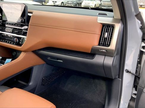 Used 2025 Nissan Pathfinder Platinum image 18