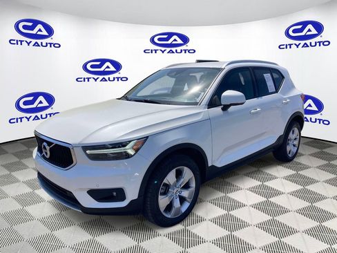 Used 2022 Volvo XC40 T5 Momentum image 7