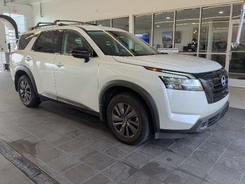 Used 2022 Nissan Pathfinder SV AWD/4WD image 2