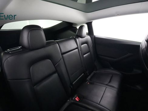 Used 2022 Tesla Model Y Long Range image 5