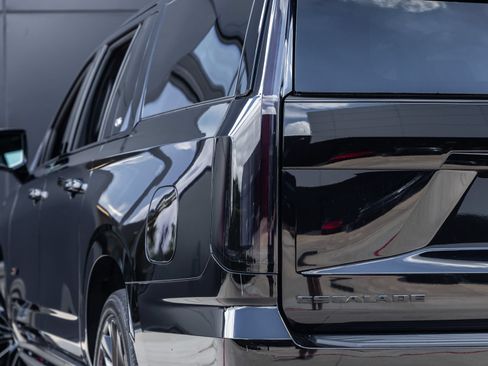 Used 2025 Cadillac Escalade ESV V AWD/4WD image 12