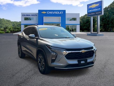 Certified 2025 Chevrolet Trax LT w/ Driver Confidence Package FWD image 8