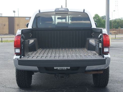 Used 2019 Toyota Tacoma SR5 AWD/4WD image 15