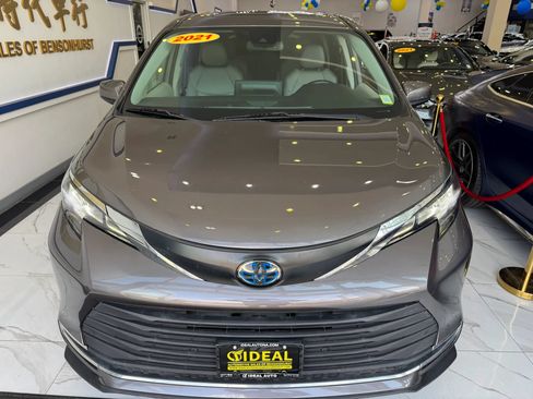 Used 2021 Toyota Sienna XLE FWD image 2