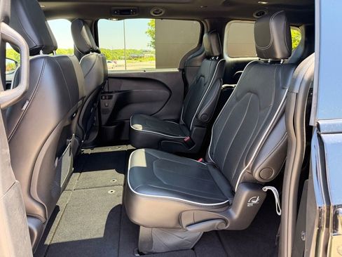 Used 2024 Chrysler Pacifica Limited w/ S Appearance Package AWD/4WD image 3
