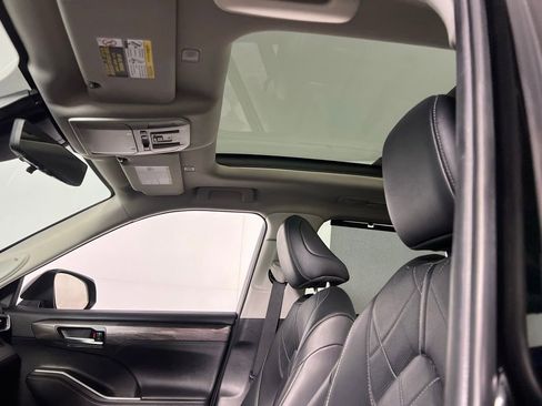 Used 2024 Toyota Highlander Platinum image 19