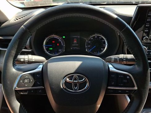 Used 2020 Toyota Highlander LE AWD/4WD image 18