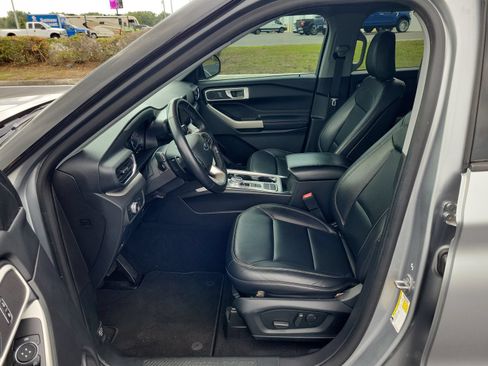 Used 2020 Ford Explorer XLT w/ Equipment Group 202A RWD image 18