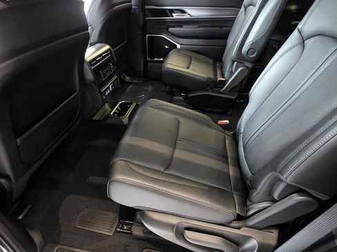 New 2025 Jeep Wagoneer L Series III w/ Premium Group I image 10