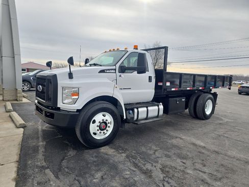 Used 2022 Ford F750 2WD Regular Cab Super Duty image 2