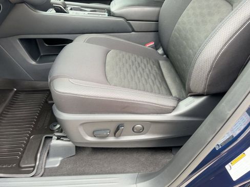 Used 2025 Nissan Pathfinder SV image 14