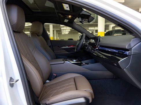 Used 2026 BMW 530i w/ Premium Package RWD image 29