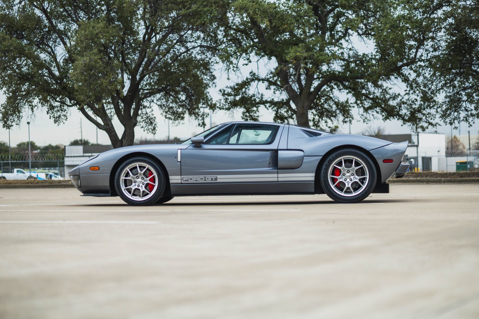 Used 2006 Ford GT RWD image 7