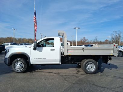 New 2025 GMC Sierra 3500 Pro w/ Convenience Package