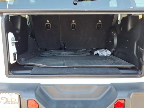 Used 2018 Jeep Wrangler Unlimited Sahara AWD/4WD image 17