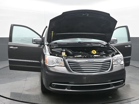 Used 2015 Chrysler Town & Country Limited image 54