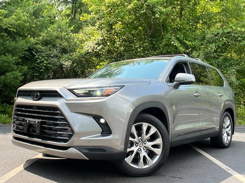 Used 2025 Toyota Grand Highlander AWD image 1