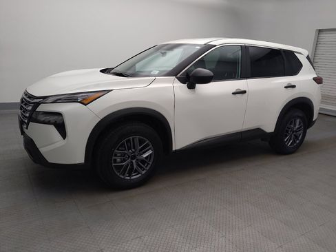 Used 2024 Nissan Rogue S AWD/4WD image 2