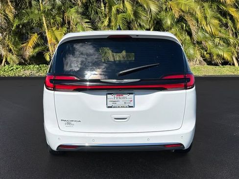 Used 2025 Chrysler Pacifica Select FWD image 7