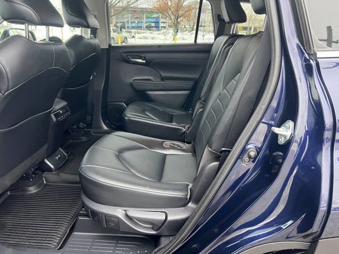 Used 2021 Toyota Highlander XLE image 9