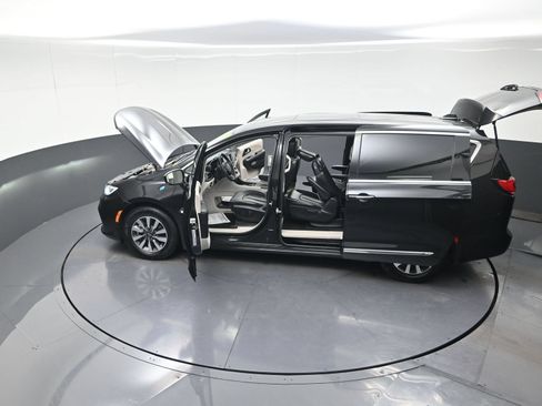 Used 2023 Chrysler Pacifica Limited FWD image 15