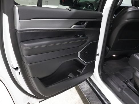 Certified 2025 Jeep Wagoneer 4WD w/ Convenience Group I image 18