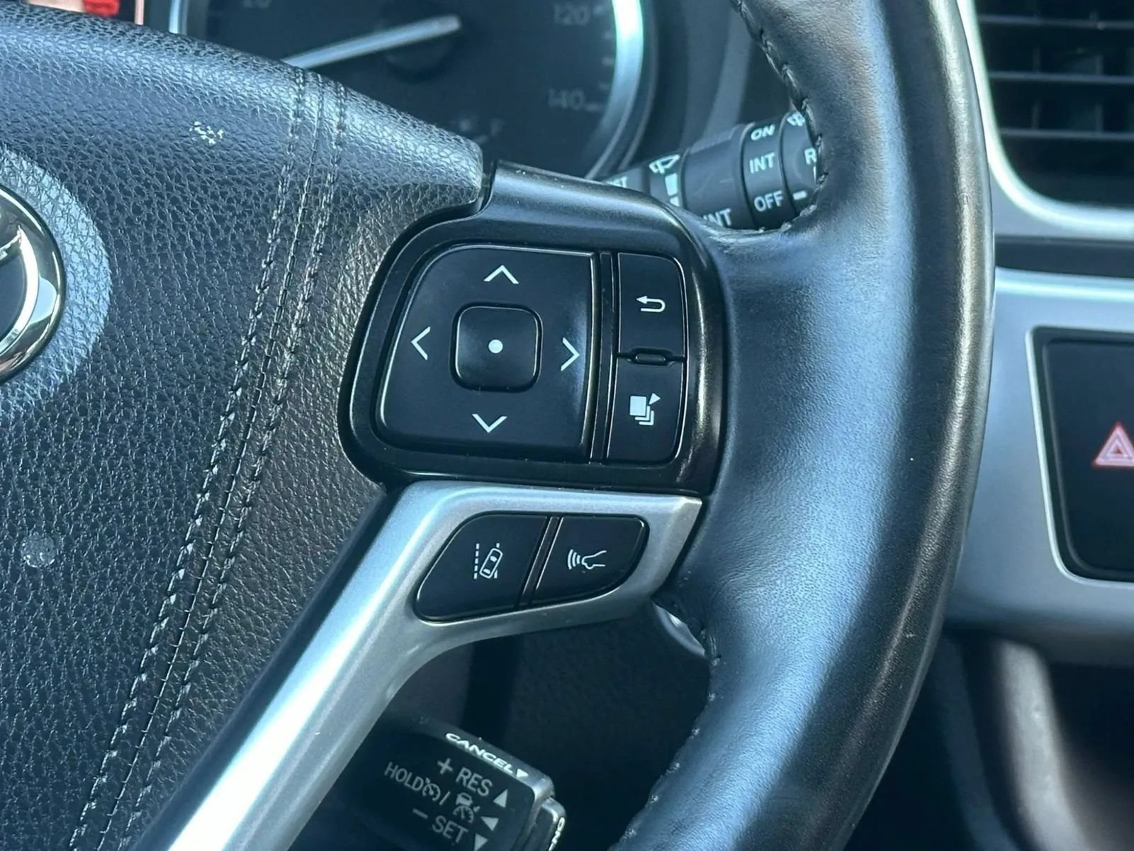 Used 2019 Toyota Highlander Limited FWD image 36