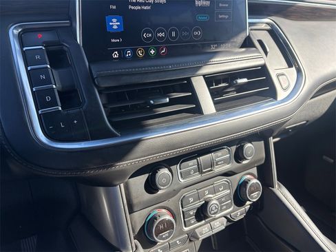 Used 2021 Chevrolet Suburban Z71 image 17