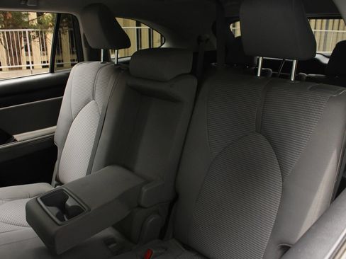 Used 2021 Toyota Highlander LE AWD/4WD image 19