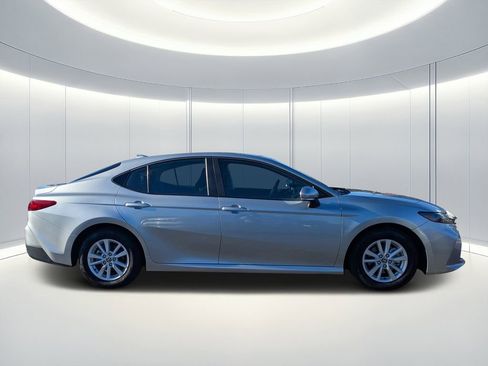 Used 2025 Toyota Camry LE image 3