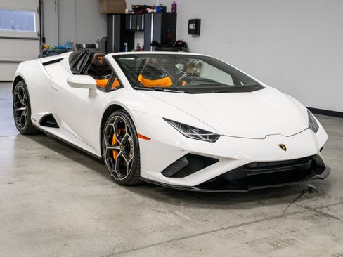Used 2020 Lamborghini Huracan EVO RWD image 3