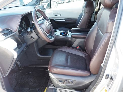 Used 2024 Toyota Sienna Platinum image 11