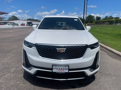 Used 2023 Cadillac XT6 Premium Luxury w/ Technology Package FWD image 2