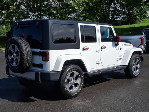Used 2017 Jeep Wrangler Unlimited Sahara w/ Connectivity Group AWD/4WD image 9