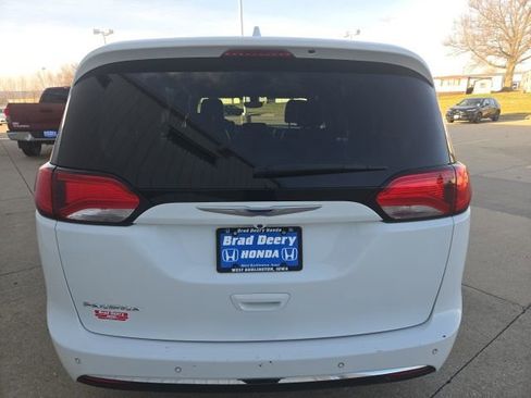 Used 2019 Chrysler Pacifica Touring-L image 7