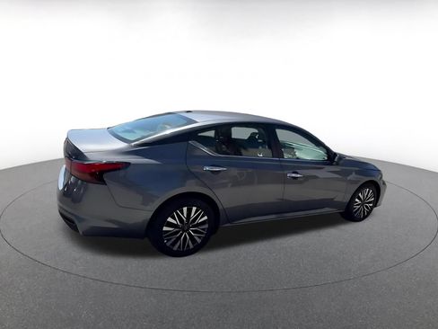 Used 2025 Nissan Altima 2.5 SV FWD image 12