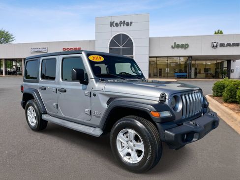 Used 2019 Jeep Wrangler Unlimited Sport S AWD/4WD image 3