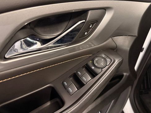 Used 2020 Chevrolet Traverse LT w/ Driver Confidence II Package image 13