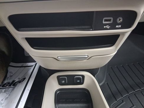 Used 2019 Chrysler Pacifica Touring-L image 23