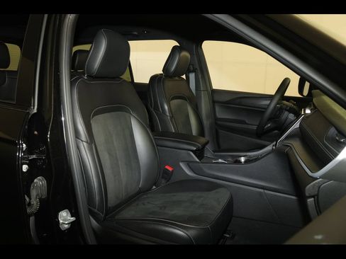 Used 2025 Jeep Grand Cherokee Altitude AWD/4WD image 27