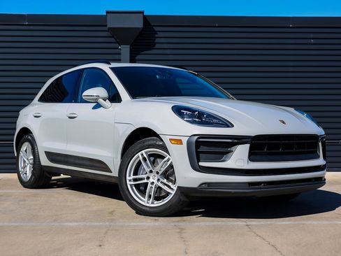 Certified 2022 Porsche Macan image 9